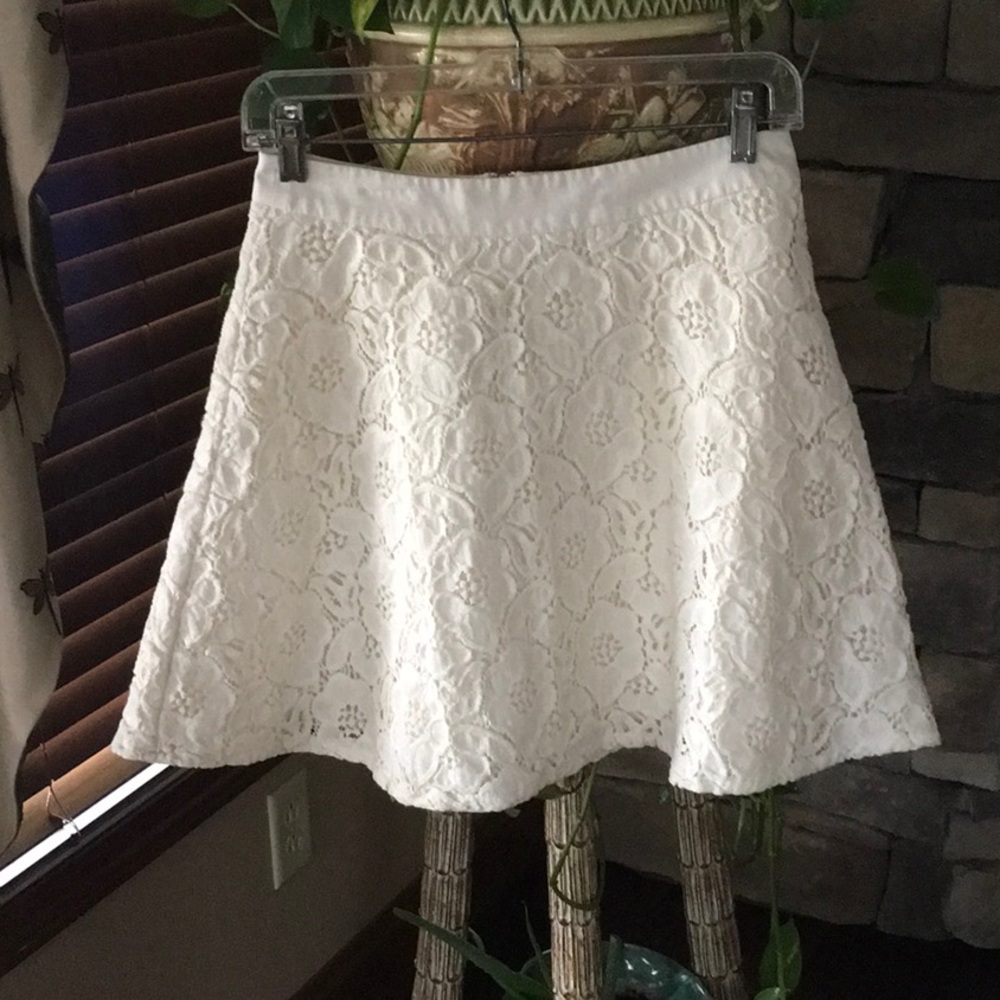 Beautiful off white skirt size 0 in great shape